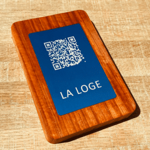 Un support en bois noble avec une plaquette QRCode bleue pour afficher votre espace QRmiam à vos clients