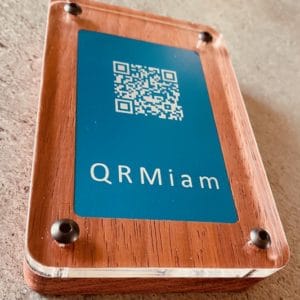 Un support QRcode QRmiam en bois vu du dessous